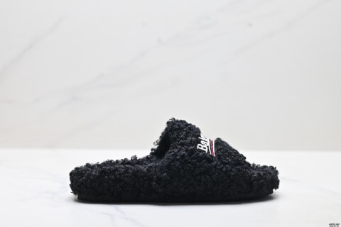 JJD Letter Black Furry Slippers Women 2025 Winter New Style